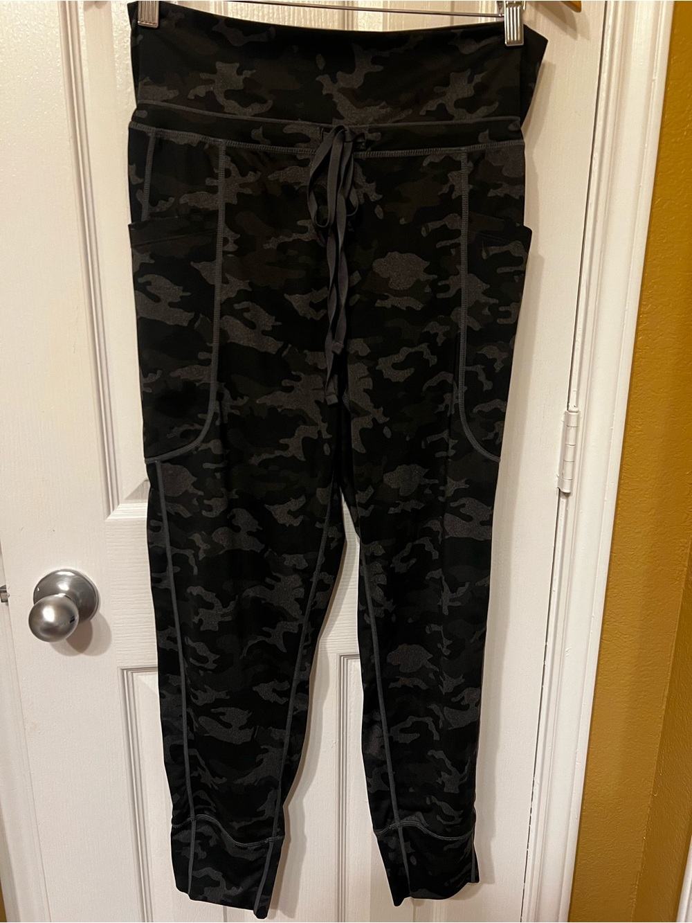 Fabletics Maj Pocket Camo Jogger Leggings, Size M
